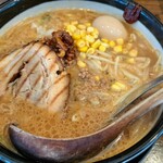 日月堂 - 大きく分厚い柔らかチャーシュー、味玉コーン胡桃モヤシ辛味噌ひき肉と盛り沢山