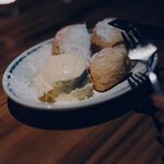 ピザ屋のドーナッツ　バニラアイス添え