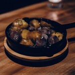 砂ずりとジャガイモのコンフィ