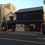 角打ち 酒屋の隣 - 趣のある外観