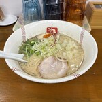 らーめん弥七 - 醤油らーめん(900円、斜め上から)