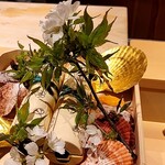 銀座 しのはら - 貝と桜の飾り