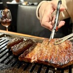 焼肉ストーリー - 松坂牛サイコロステーキ焼き上がり✂️