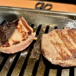 焼肉ストーリー - 特上厚切り生タン焼き上がり