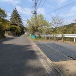 シェノワ - お店の手前に駐車場