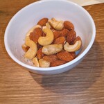 NossA - お通し(カシューナッツ&アーモンド)