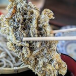 ガーデンレストラン・シギラ - 揚げたての、モズクの天ぷらは軽くてサクサクです。軽いので2個行けるかと思いましたが、やはり無理、一つは持ち帰らせて頂きました。