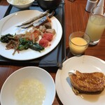 風のテラスKUKUNA - 朝食　夕食を食べ過ぎてお粥とフレンチトースト