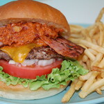 Over Drive Burger - 料理写真:パティ、ベーコン、チーズ、自家製チリコンカン、レタス、玉ねぎ、が入った当店イチオシバーガーです。フライドポテト付き。
数種類のスパイスとひき肉、トマト、玉ねぎ、ビーンズを煮詰めて作るチリコンカンに肉厚のベーコン、とろけるチェダーチーズと国産牛を使用したパティに新鮮なお野菜を挟んだグルメバーガーです！