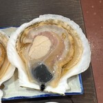 浜茶屋 やましょう - 北海道産の巨大ホタテ