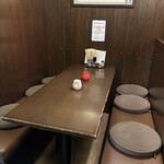 串焼 狄 - 6〜8人座れるテーブルです。