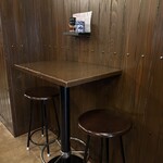 串焼 狄 - 2人掛けのテーブルを2席ご用意しております。