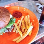 ダイニングバーガーキャプテンカンガルー 北新地店 - ポテトにかかってる このパウダーがめっちゃ気になります 美味しかったです　今時 このハンバーガーのクオリティでポテトとドリンクがついてるなんて凄すぎる