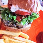 ダイニングバーガーキャプテンカンガルー 北新地店 - 竹串に刺さった ハンバーガーが出てきます　テーブルに置いてあるペーパーに挟んでちょっと潰していただきます　