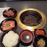 炭火焼肉食道園 - 奥の皿は(ハラミ)