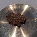 ラ・リューン - アーモンドを使ったビスケット　上にサマートリュフ