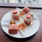 アーティスト カフェ - 苺のレアチーズムース・苺スコーン・苺と生ハムのブラッタチーズのカプレーゼ・鱈のブニュエロス