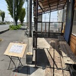 麺屋 みつば - 外待ち用のベンチです。