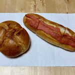 リトルマーメイド - 料理写真:デンマークチーズのパン（サムソー）」税込518円と「石窯博多明太子バターフランスと塩バターパン