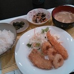 Izakaya Yuuzen - ランチは¥500で３種類？
                        入口で先払いして、食券を出す(^O^)／
                        ミックスフライ定食
