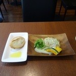 29541294 - プチビュッフェランチ（1,000円）のカレイのバターソテーとパン