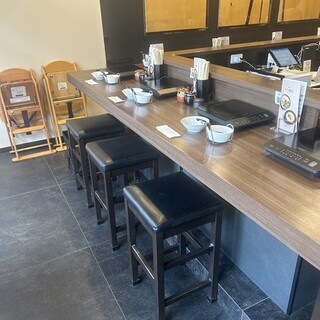 おひとりさま歓迎◎和風BGMが流れる温かみあるカウンター席