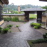 Mochimuginoyakata - 　　玄関からの庭