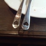 LANI cafe PLACE - ナイフとフォークの柄の部分にハートマークが。可愛いｖｖ