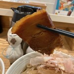 多聞 - チャーシュー、にゅ〜〜ん！