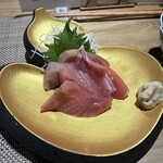 お猪口 - お刺身だけ筋が多くて、旨みが抜けてる感じがあって残念だったかな？生だと思ってたけど、冷凍なのかな？？