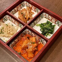 百済 - お重でキムチやナムル　素敵！