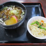 駒ヶ岳サービスエリア（上り） フードコート - 春色の季節 山葵おろし山菜そば + 炊き込み御飯  920円（税込）。 