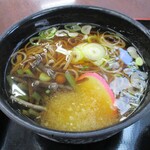 駒ヶ岳サービスエリア（上り） フードコート - 春色の季節 山葵おろし山菜そば + 炊き込み御飯  920円（税込）。