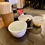 手打ちうどん 歩 - 料理写真:卓上の薬味は蓋つき