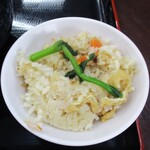 駒ヶ岳サービスエリア（上り） フードコート - 春色の季節 山葵おろし山菜そば + 炊き込み御飯  920円（税込）。