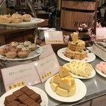 鬼怒川温泉ホテル - 綺麗にディスプレイされたデザート