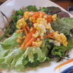 人と木 - サラダは、ケッパー、茹で卵入り