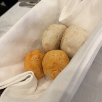 リストランテオガワ - トマトとローズマリーのパン。温かいうちに食べたらモチモチ。