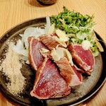 刻刻刻刻坐 - 【鰹の藁焼きタタキ】藻塩とポン酢、たっぷり薬味