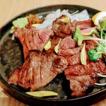 刻刻刻刻坐 - 【牛タン藁焼き】タンが分厚い。ワサビ、唐辛子味噌、藻塩で