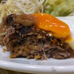 ハレノヘア - ロコモコのハンバーグと目玉焼き断面
