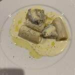 Ueda - チーズのリガトーニ。