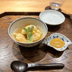 御料理 ふじ田 - 揚げ物：レンコン餅、デュラムセモリナ粉の伊勢海老唐揚げ、タラの芽、お出汁、海老味噌