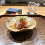 御料理 ふじ田 - 向付②：銚子産釣り金目鯛の炭炙り、辛味大根の染めおろし 