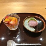 御料理 ふじ田 - 甘味：桜餅、せとかオレンジ・ルビーレッドキウイ・イチゴの金柑ジャム入りアングレーズソース