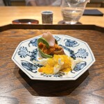 御料理 ふじ田 - 先付：子持ちヤリイカ＆ムラサキウニ、宮城産シラウオの天ぷら＆からすみ、山うど、こごみ、花びら百合根