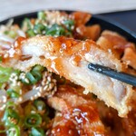 熟成かつ 天膳 - 純けいかつ丼大盛りのかつリフト