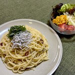 古民家喫茶＆レンタルスペース 岡見 - 大葉としらすのペペロンチーノ　ミニサラダセット