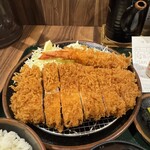 とんかつ こころ - もち豚ロースは結構ない大きさ｡エビがかすむ（笑）