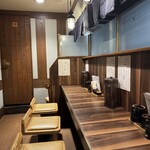 とんかつ こころ - カウンターもウッディ